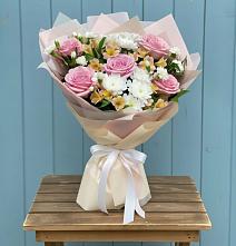 Букет цветов из:  Гвоздики, Орхидеи и Розы в Нижнем Дженгутайе