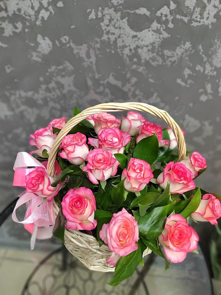 Цветочная композиция из Розы в корзине в Нижнем Дженгутайе