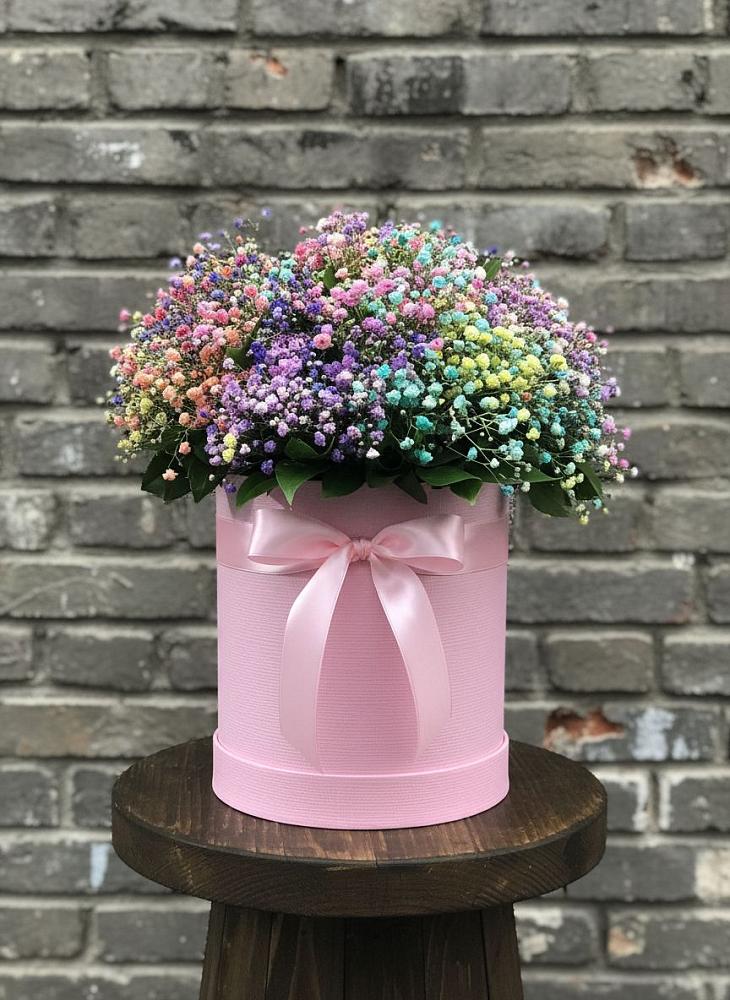 Цветочная композиция из Гипсофила и Розы в шляпной коробке в Нижнем Дженгутайе