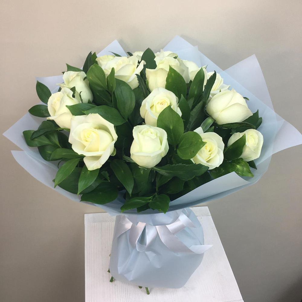 Букет 15 Белых роз Проуд в Нижнем Дженгутайе