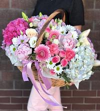 Композиция солнечный день в Нижнем Дженгутайе Цветочная композиция из Розы, Хризантемы, Пионы и Лизиантусы в корзине в Нижнем Дженгутайе