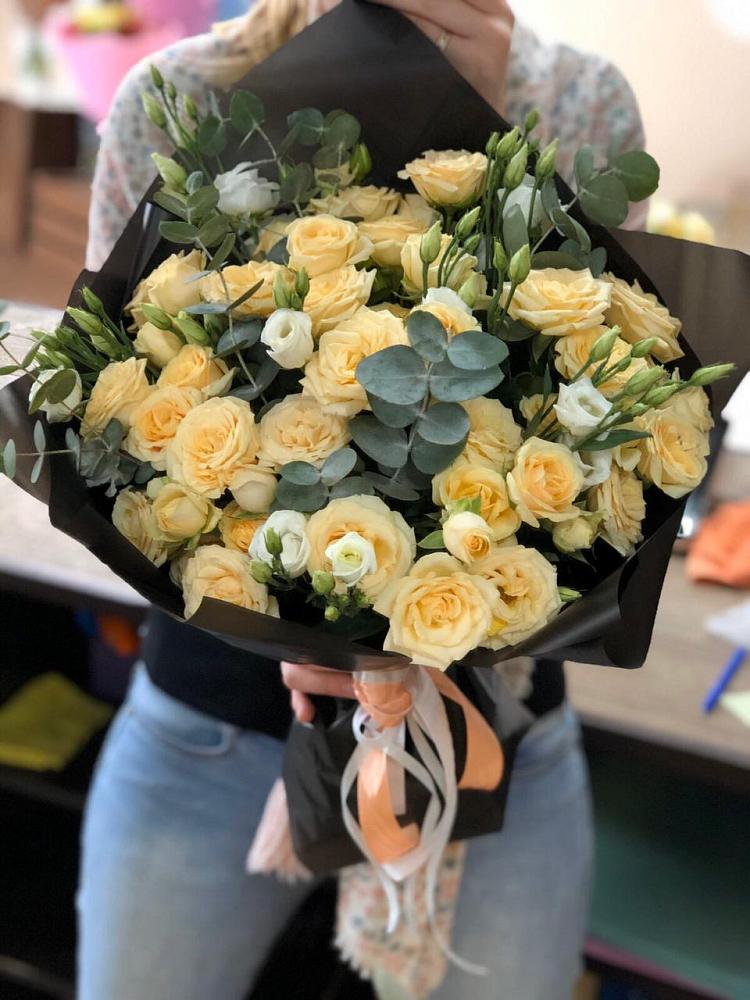 Букет цветов из: Розы и Лизиантусы в Нижнем Дженгутайе