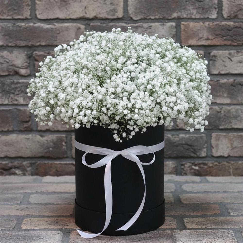 Цветочная композиция из Гипсофила в шляпной коробке в Нижнем Дженгутайе