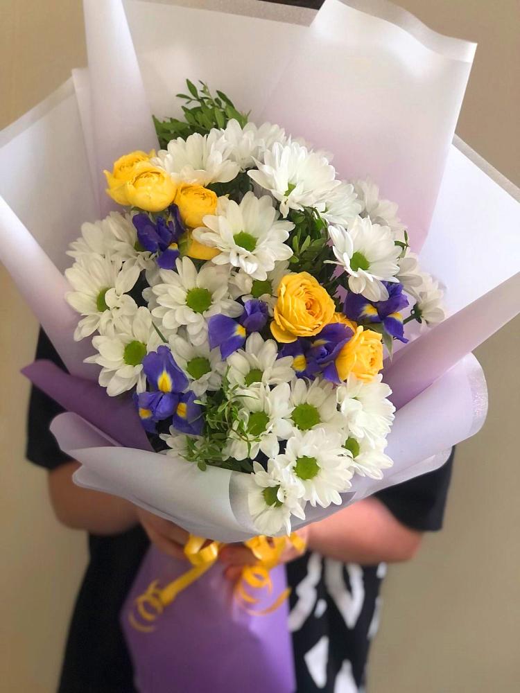 Букет цветов из: Ирисы, Хризантемы и Розы в Нижнем Дженгутайе