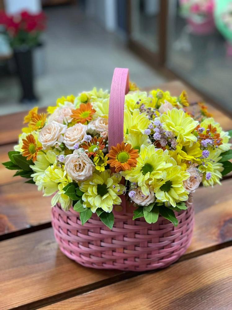 Цветочная композиция из Хризантемы и Розы в корзине в Нижнем Дженгутайе