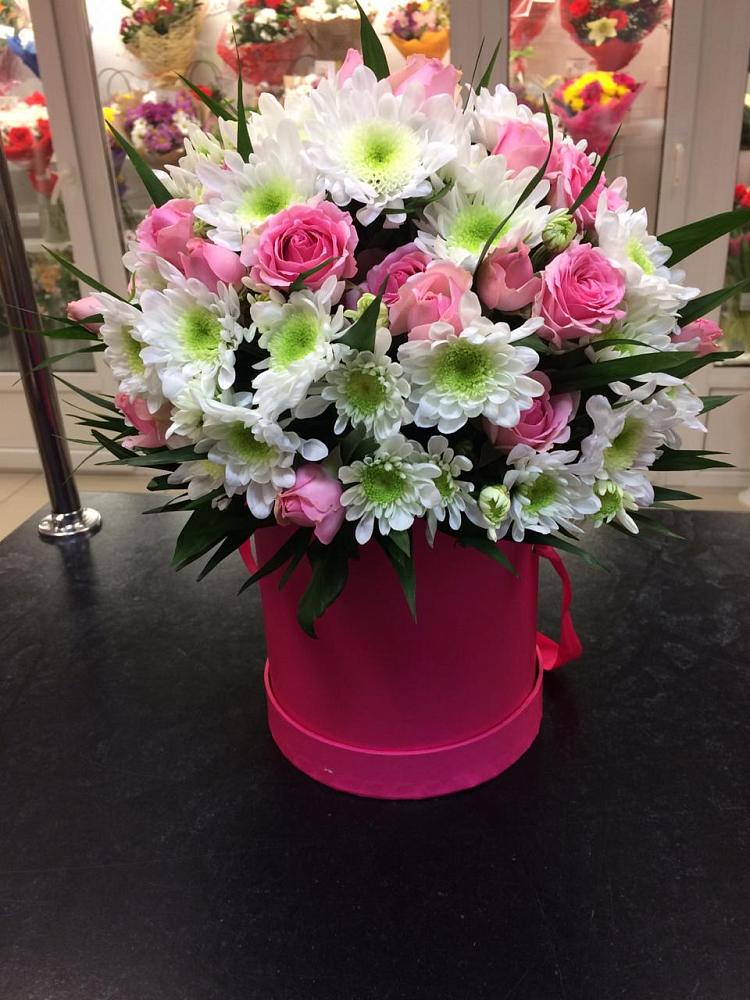 Цветочная композиция из Розы и Хризантемы в шляпной коробке в Нижнем Дженгутайе