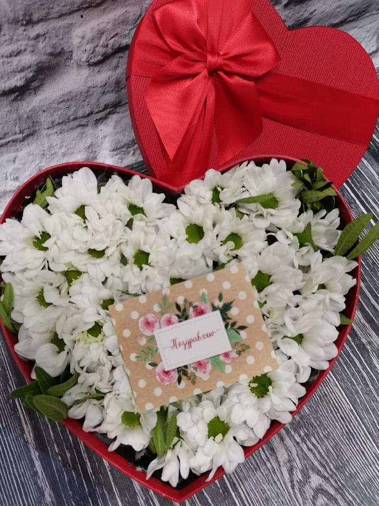 Цветочная композиция из Хризантемы в виде сердца в Нижнем Дженгутайе