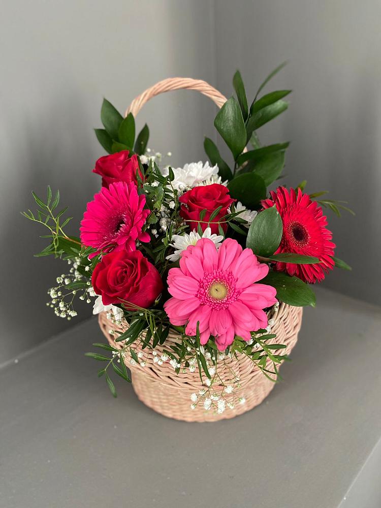 Цветочная композиция из Розы, Хризантемы и Герберы в корзине в Нижнем Дженгутайе