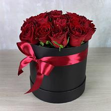 Цветочная композиция из Розы в шляпной коробке в Нижнем Дженгутайе