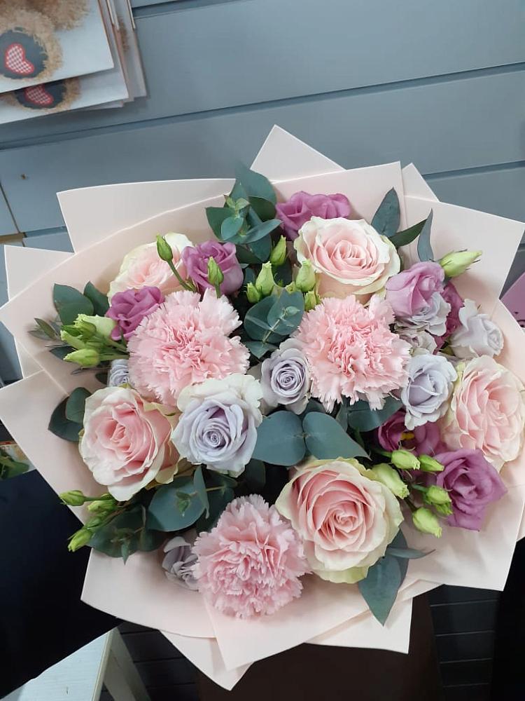 Букет цветов из: Розы, Гвоздики и Лизиантусы в Нижнем Дженгутайе