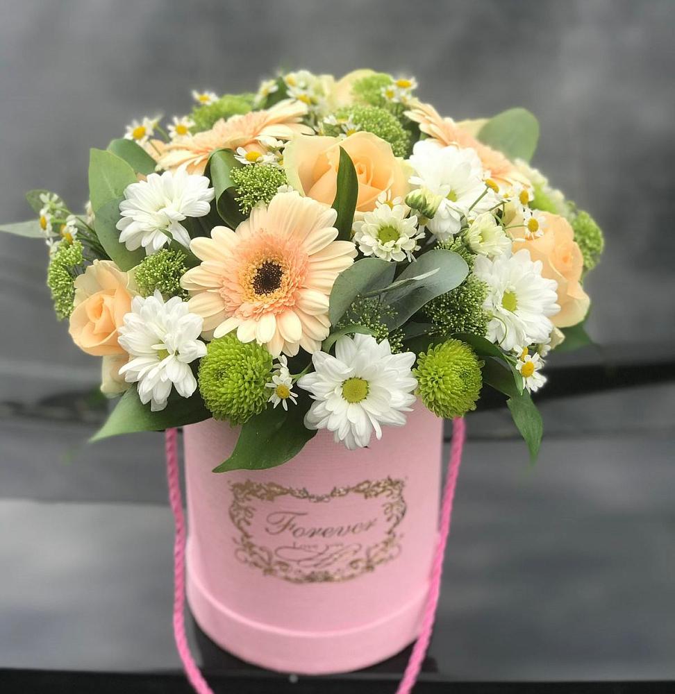 Цветочная композиция из Розы, Герберы и Хризантемы в шляпной коробке в Нижнем Дженгутайе