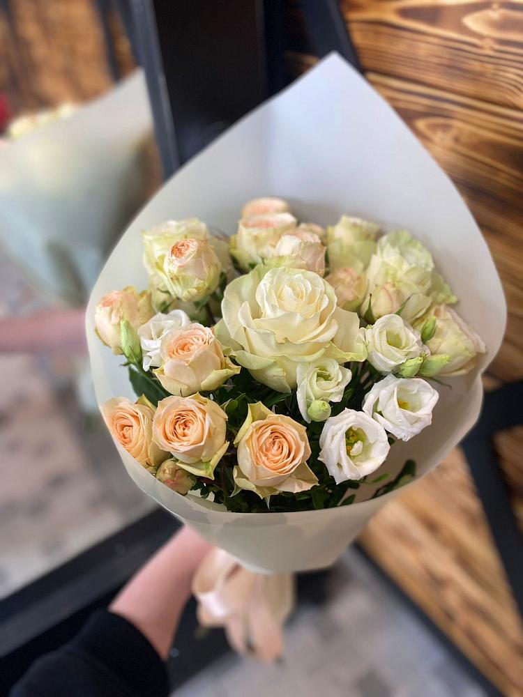 Букет цветов из: Розы и Лизиантусы в Нижнем Дженгутайе