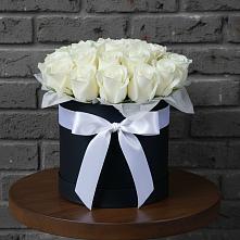 Цветочная композиция из Розы в шляпной коробке в Нижнем Дженгутайе